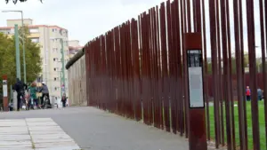 Die Gedenkstätte Berliner Mauer zeigt die historische Grenzanlage mit ihren markanten Stahlelementen.
