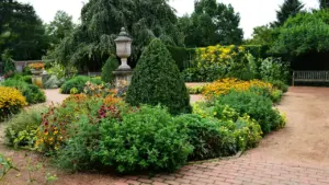 Üppig bepflanzte Blumenbeete in einem gepflegten botanischen Garten im Sommer.