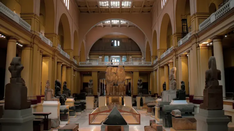 Großer Museumssaal mit zahlreichen ägyptischen Statuen und historischen Artefakten in Mannheim.