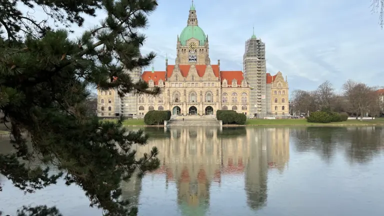 Das Neue Rathaus Hannover spiegelt sich malerisch im Wasser des Maschteichs wider.