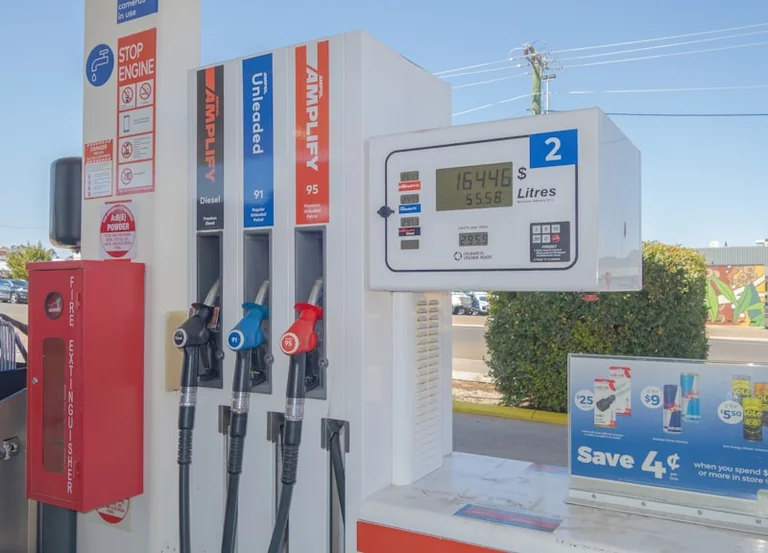 Benzinpreise am Donnerstag: Tankstelle und Umweg vergleichen