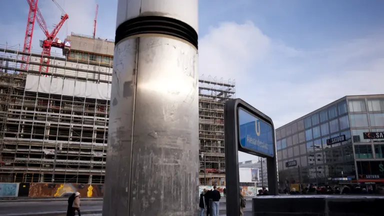 Baustellen am Alexanderplatz in Berlin mit U-Bahn-Schild und Kränen im Hintergrund.
