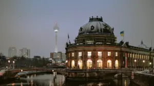 Die Kuppel des Berliner Reichstagsgebäudes unter einem klaren blauen Himmel.