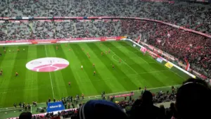 Weitwinkelaufnahme der Allianz Arena in München während eines packenden Fußballspiels der Bundesliga.