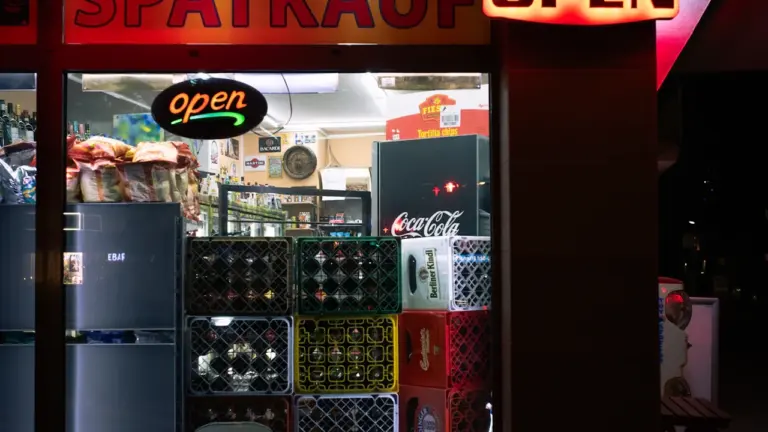 Ein traditioneller Berliner Spätkauf an einer beleuchteten Straßenecke bei Nacht.
