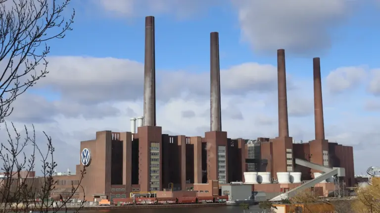 Ein großes deutsches Industriegelände mit markanten Schornsteinen an einem sonnigen Tag.
