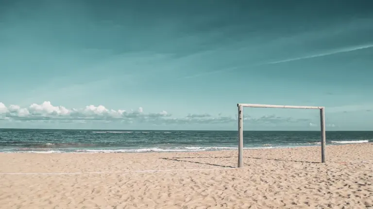 Ein leeres Fußballtor am Ostseestrand, bereit für die kommende DFB-Beachsoccer-Meisterschaft in Rostock.
