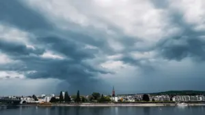 Dramatische Gewitterstimmung über der Skyline von Bonn bei Tageslicht.