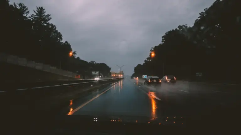 Autos fahren bei schlechtem Wetter auf nasser Fahrbahn bei Regen