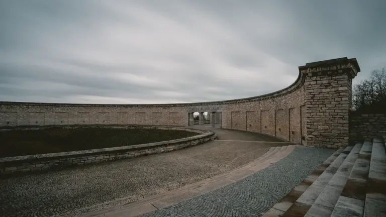 Die Gedenkstätte Buchenwald in Weimar bei bedecktem Himmel und düsterer Atmosphäre.