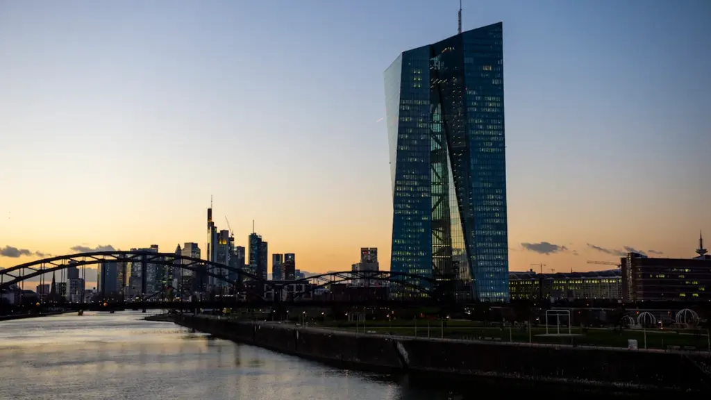 EZB-Gebäude und Skyline von Frankfurt bei Sonnenuntergang an der Osthafenbrücke.