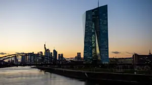 EZB-Gebäude und Skyline von Frankfurt bei Sonnenuntergang an der Osthafenbrücke.