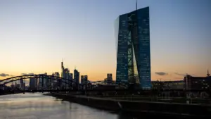 Blick auf das Gebäude der Europäischen Zentralbank bei Sonnenuntergang in Frankfurt am Main.