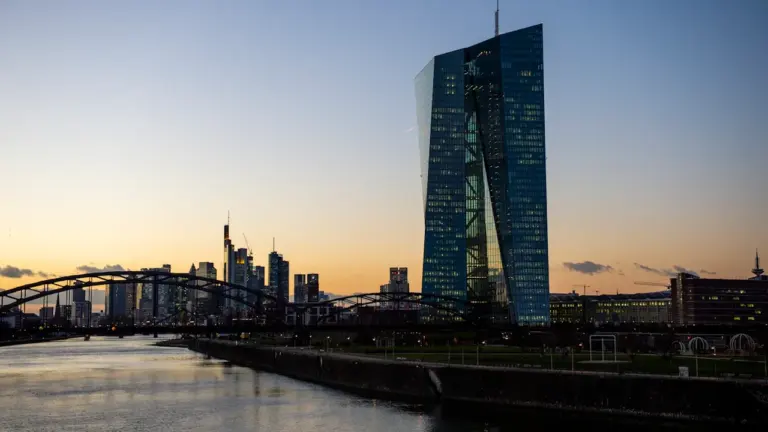 Blick auf das Gebäude der Europäischen Zentralbank bei Sonnenuntergang in Frankfurt am Main.