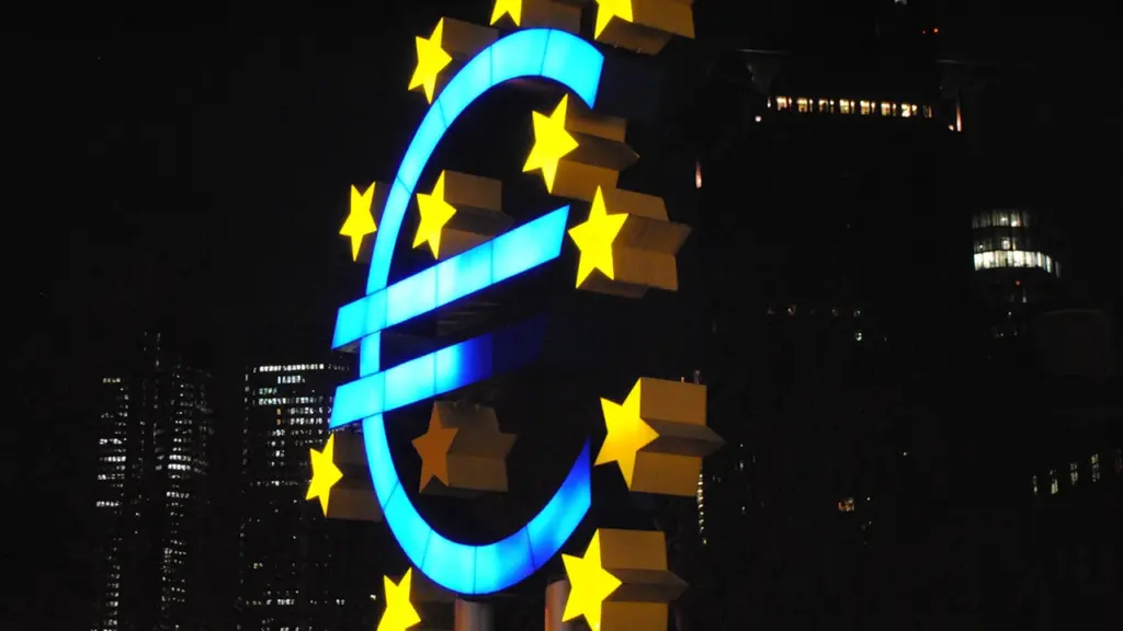Das beleuchtete Euro-Symbol vor dem EZB-Gebäude bei Nacht in Frankfurt am Main.