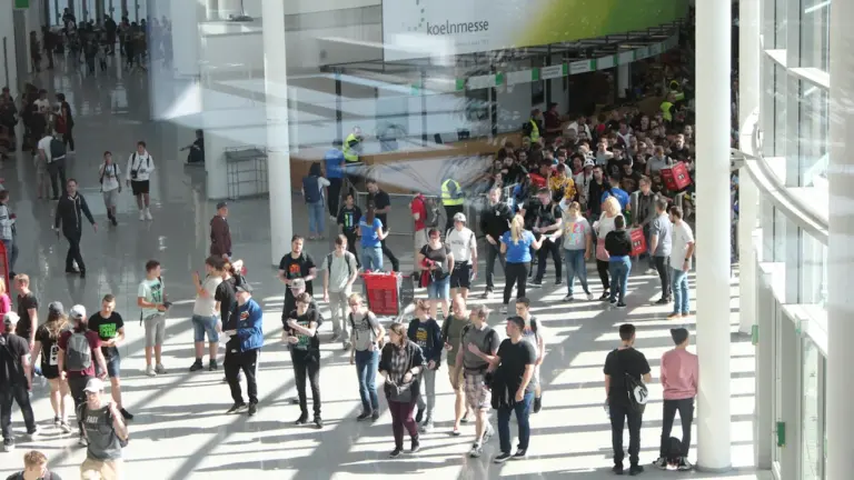 Junge Besucher strömen in die Messehallen zur Gamescom in Köln, Deutschland.