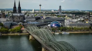 Panoramablick auf die Kölner Hohenzollernbrücke und den Dom bei Tageslicht