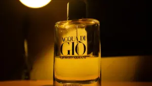 Versace Parfümflasche in naturnahem Setting zur Einstimmung auf die Gamescom-Besuchsvorbereitungen.