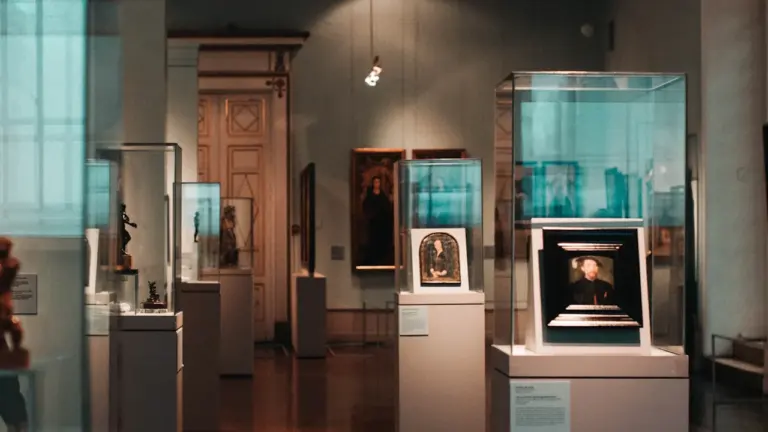 Ein Ausstellungsraum mit mehreren beleuchteten Vitrinen in einem Museum für moderne Kunst.