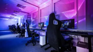 Ein modern ausgestatteter Gaming-Raum mit mehreren Computerplätzen und neonfarbener Beleuchtung in Deutschland.
