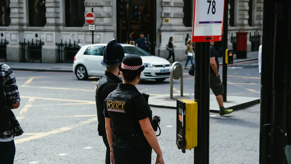 Polizeikräfte bei der Arbeit im Londoner Stadtzentrum vor einer typischen Straßenkreuzung.