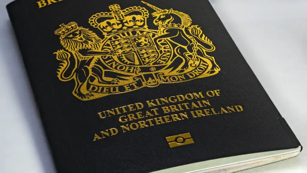 Ein britischer Reisepass liegt auf einem Tisch und symbolisiert die neuen Einreisebestimmungen.