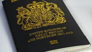 Ein britischer Reisepass liegt auf einem Tisch und symbolisiert die neuen Einreisebestimmungen.