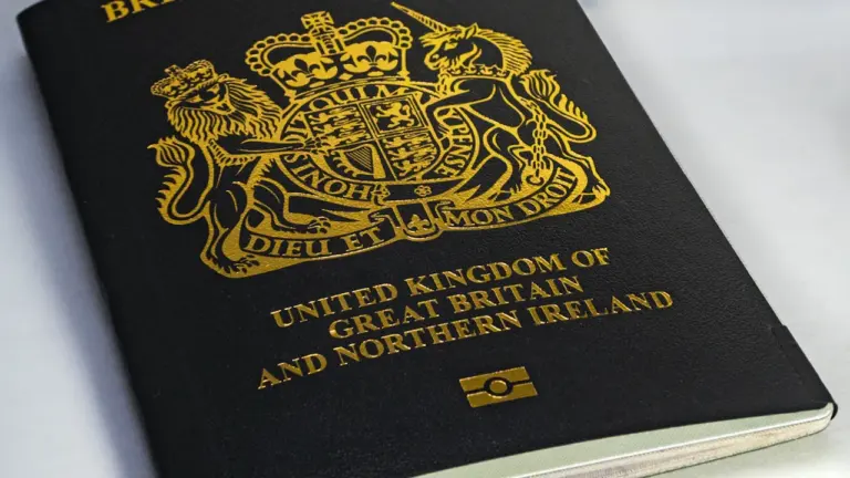 Ein britischer Reisepass liegt auf einem Tisch und symbolisiert die neuen Einreisebestimmungen.