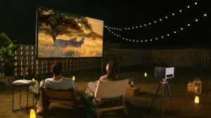 Paar genießt einen entspannten Filmabend im eigenen Garten bei sommerlicher Atmosphäre.