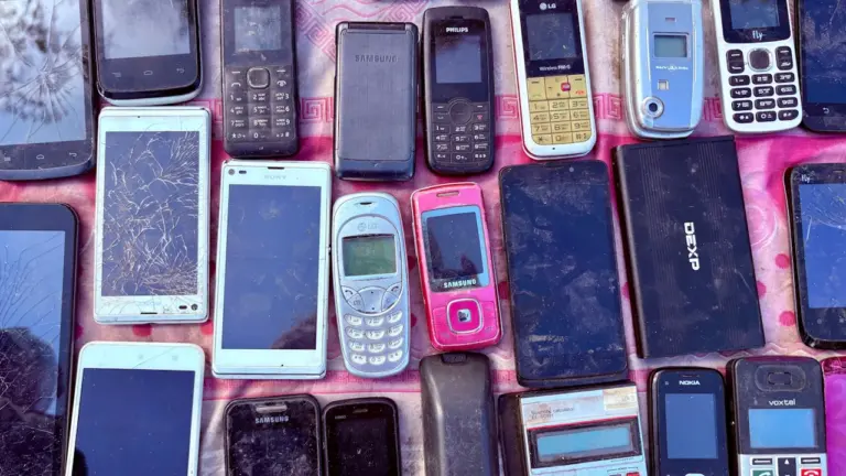 Eine große Sammlung alter Mobiltelefone, bereit für das fachgerechte Recycling in Aachen.