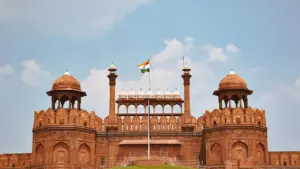 Die indische Flagge weht über dem historischen Roten Fort in Delhi.