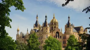Das prächtige Schweriner Schloss an einem sonnigen Sommertag in Mecklenburg-Vorpommern.