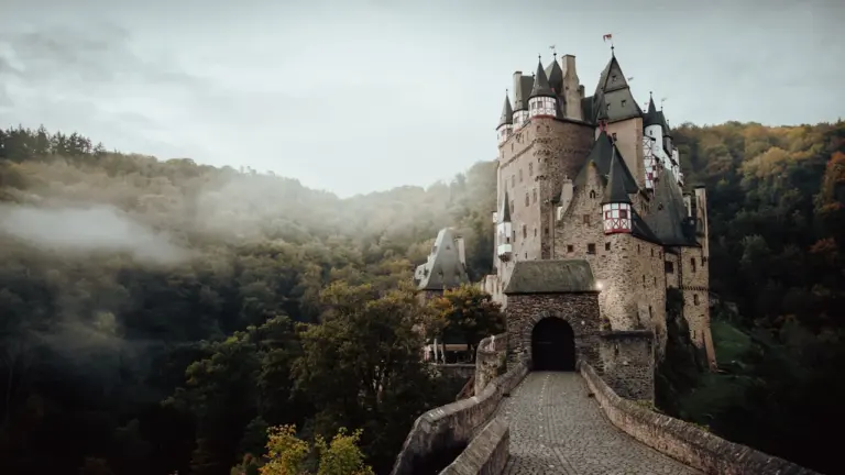 Malerische Burg in einer bewaldeten Hügellandschaft in Deutschland, ideal für Wander- und Kulturausflüge.