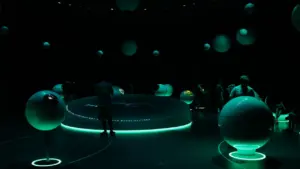Interaktive Ausstellung zum Thema Planetary Health mit leuchtenden Kugeln im Deutschen Museum München.