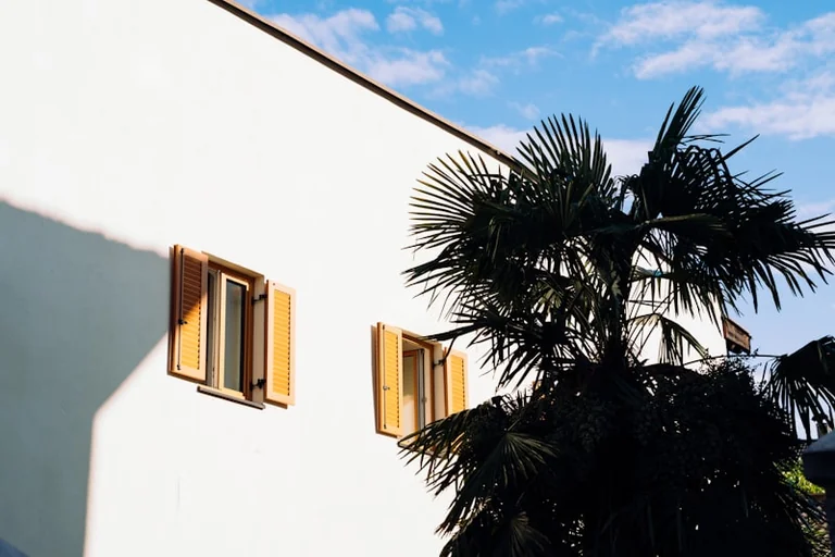 Richtig lüften im Sommer: So bleibt die Wohnung länger kühl