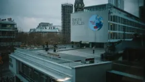 Blick über die Dächer von Berlin mit dem Bikini Berlin Gebäude bei bewölktem Wetter.