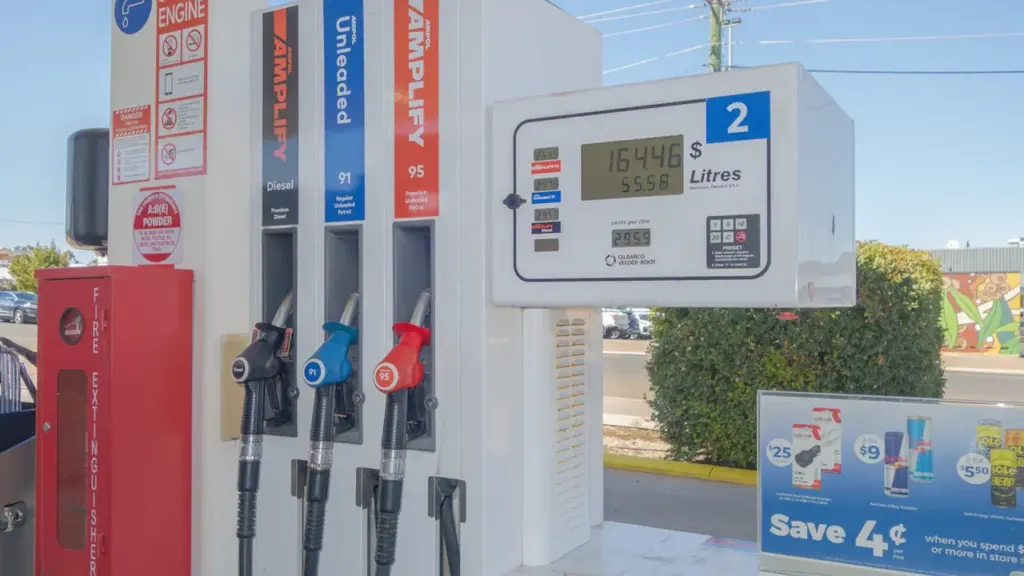 Moderne Zapfsäule mit digitaler Anzeige und verschiedenen Kraftstoff-Zapfpistolen an einer Tankstelle.