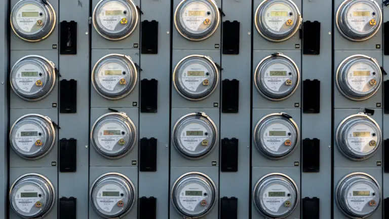 Ein schwarz-weißer Stromzähler zur Überwachung des Energieverbrauchs in einem Privathaushalt.