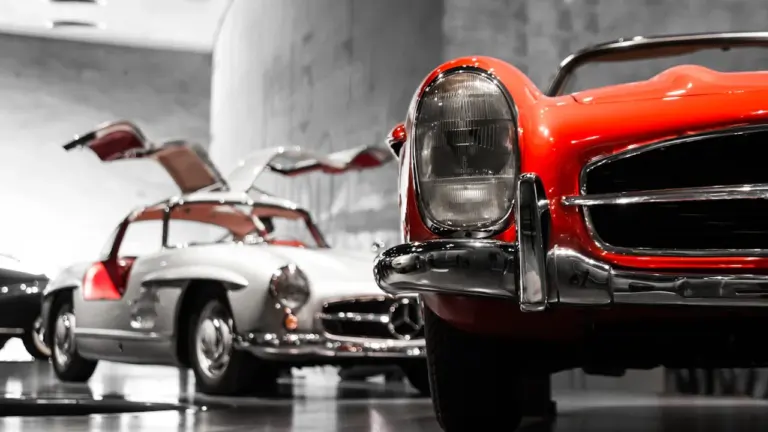 Zwei klassische Mercedes-Benz Oldtimer in der Ausstellung des Mercedes-Benz Museums in Stuttgart.