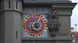 Historische astronomische Uhr an einer Fassade in der Schweiz für das Tageshoroskop.