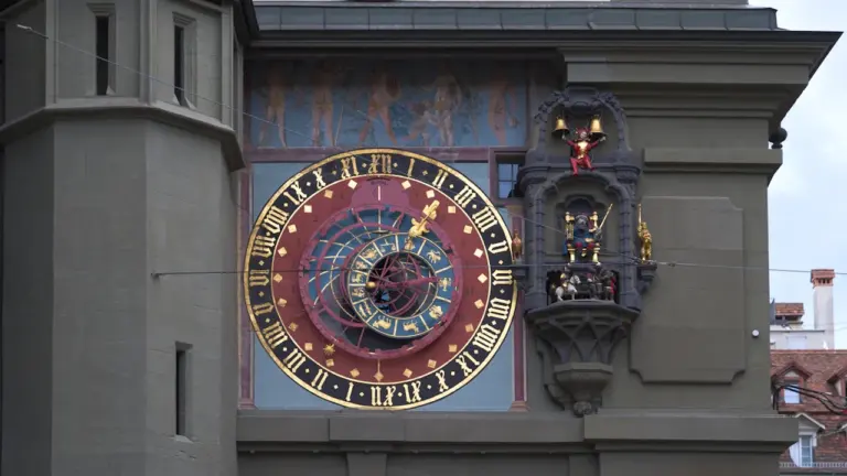 Historische astronomische Uhr an einer Fassade in der Schweiz für das Tageshoroskop.