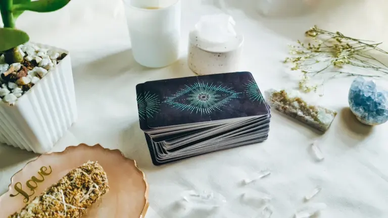 Tarotkarten und Kristalle auf einem Tisch, bereit für eine spirituelle Tagesdeutung.