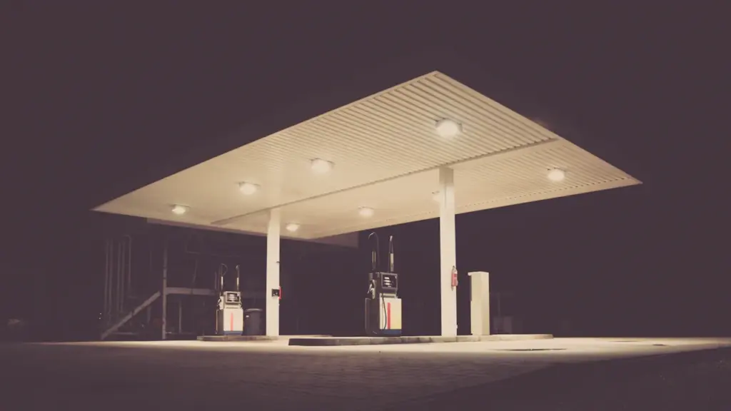 Beleuchtete Tankstelle in der Nacht, typisch für deutsche Straßen und nächtliche Preisvergleiche.