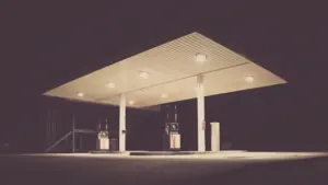 Beleuchtete Tankstelle in der Nacht, typisch für deutsche Straßen und nächtliche Preisvergleiche.