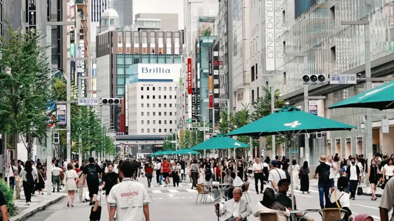 Belebte Einkaufsstraße in einer deutschen Innenstadt an einem sonnigen Sonntagnachmittag im Sommer.