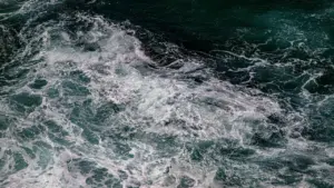 Von tiefem oder unruhigem Wasser träumen: Gefühle verstehen