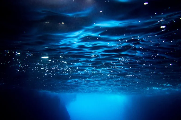 Von tiefem oder unruhigem Wasser träumen: Gefühle verstehen