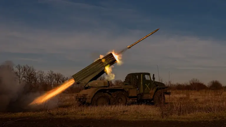 Militärisches Raketensystem im Einsatz während eines Kampfeinsatzes in der Ukraine.