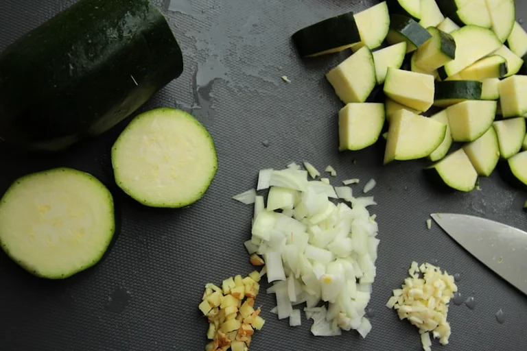Zucchini-Pfanne mit Kirschtomaten und Feta für August