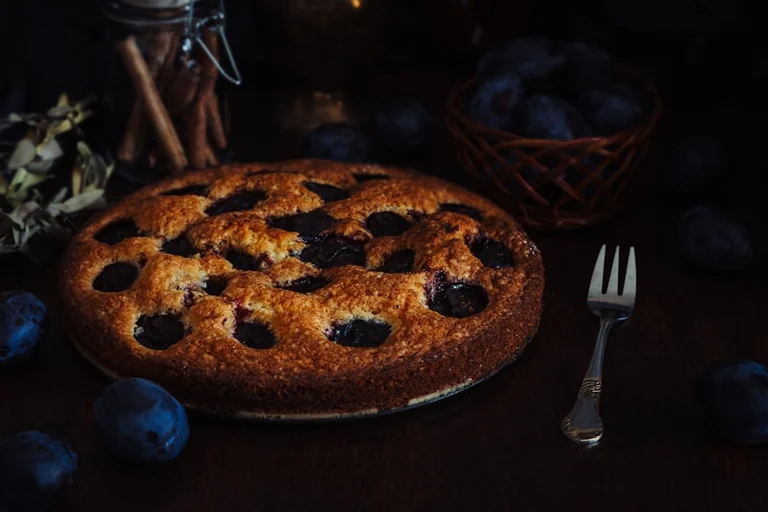 Zwetschgenkuchen vom Blech: Hefeboden bleibt saftig